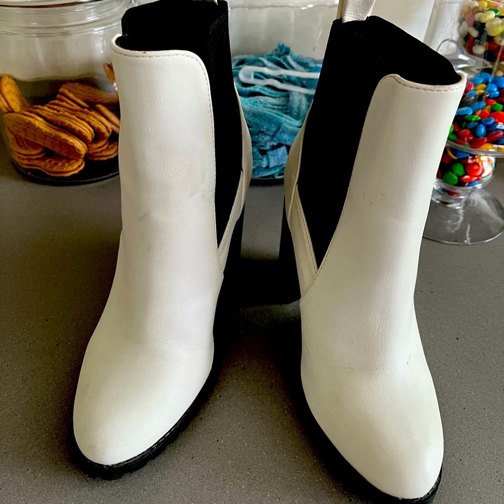 WHITE WITH BLACK BOOTS WITH WIDE HEEL SIZE 6